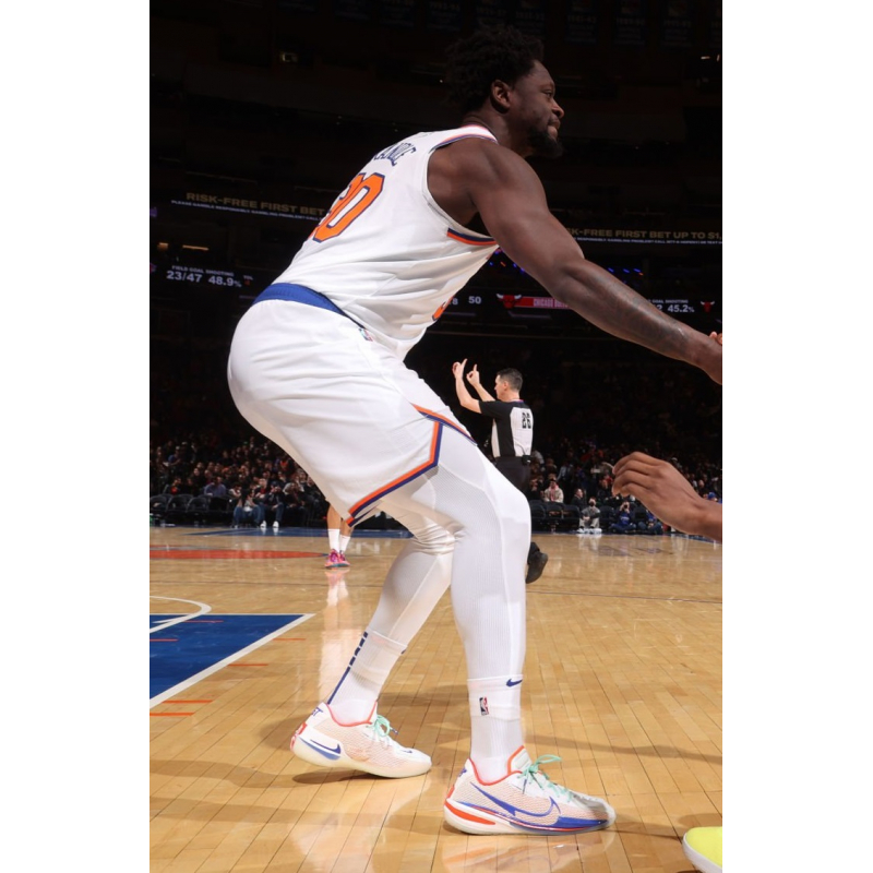 Which basketball shoes Julius Randle wore