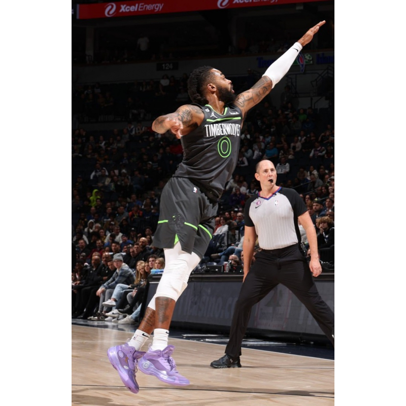 Which NBA player is wearing Li-Ning basketball shoes? - Quora